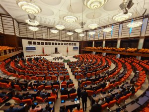 Whose Seat Is It? Party Switching, Elected Office and Democratic Legitimacy in Türkiye